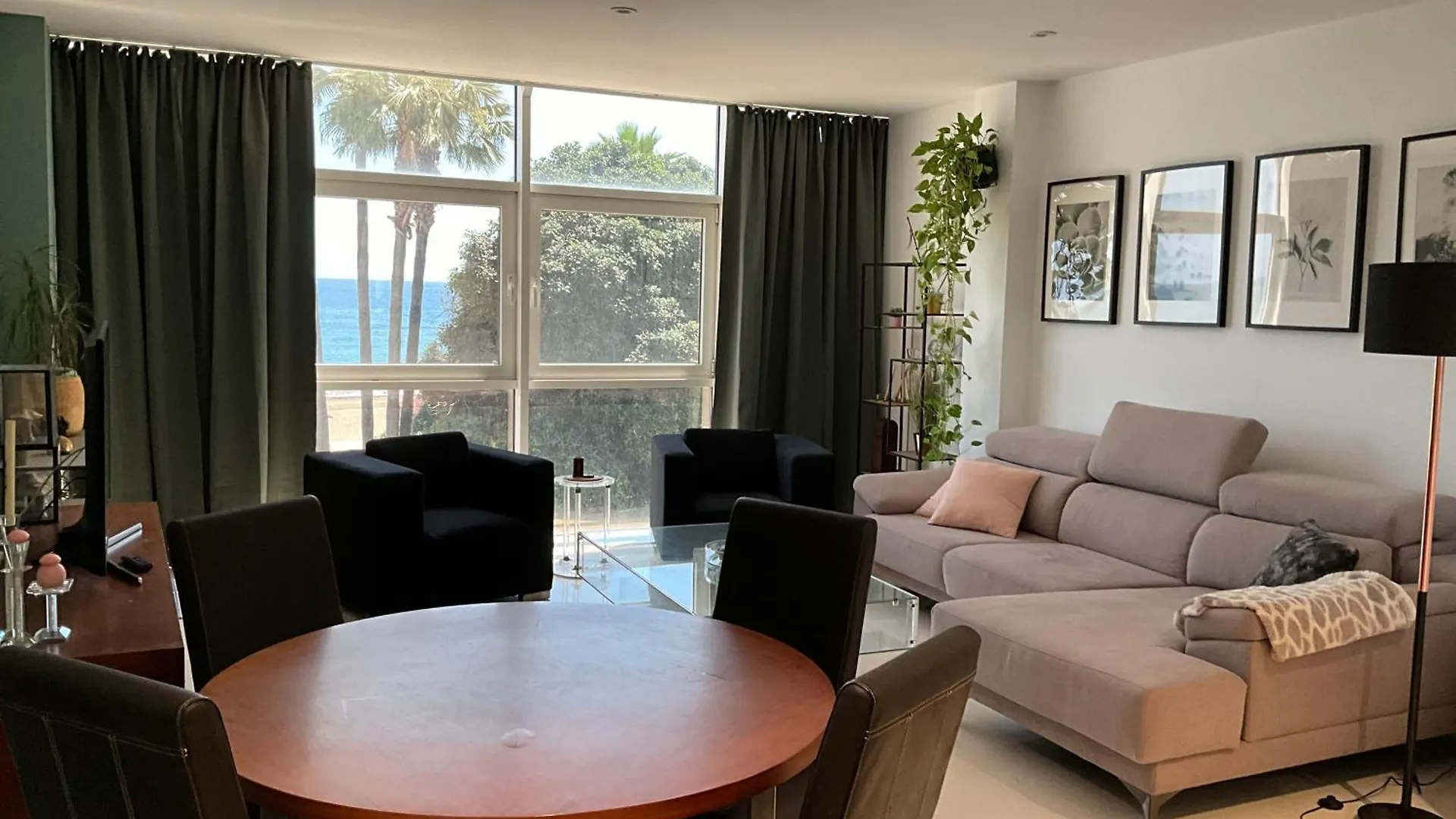 First Line Sea Apartment By Oliva location